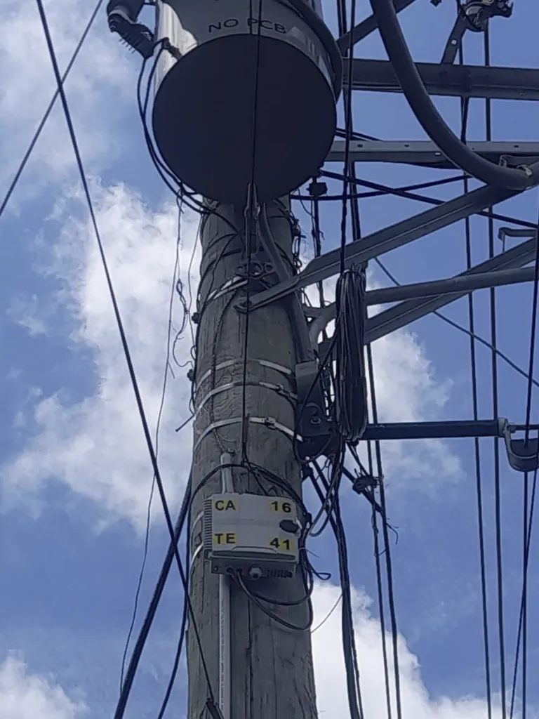 Herrajes y abrazaderas para planta externa de telecomunicaciones